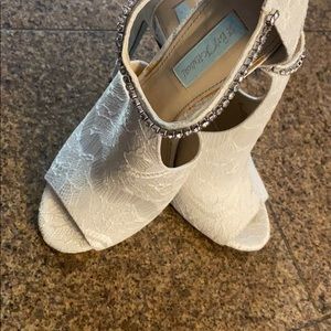 BETSEY JOHNSON SB DATE HEELS